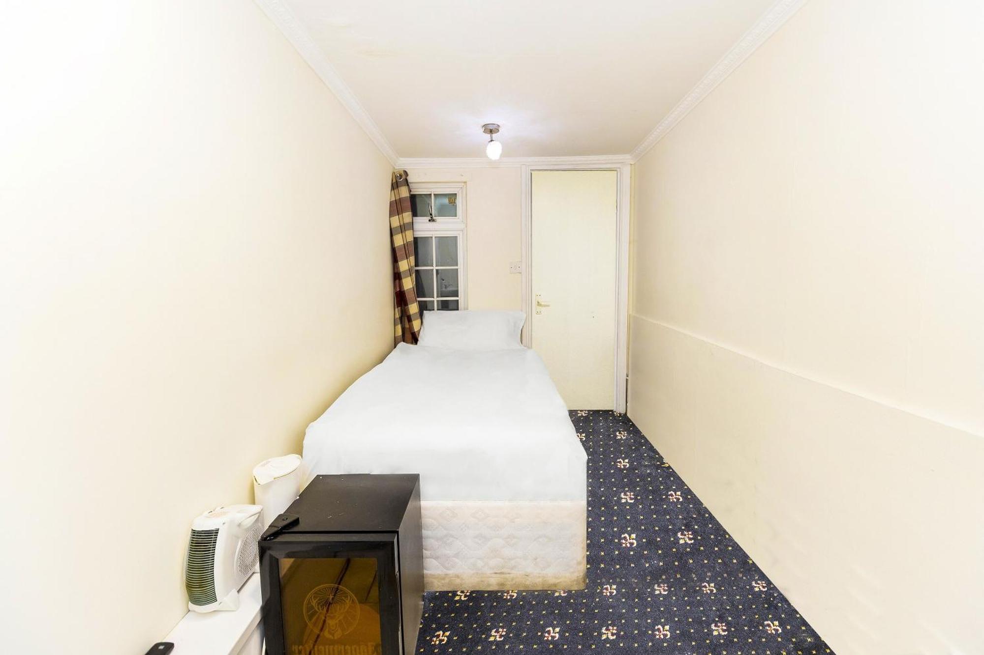 Old Oak Tree Hotel