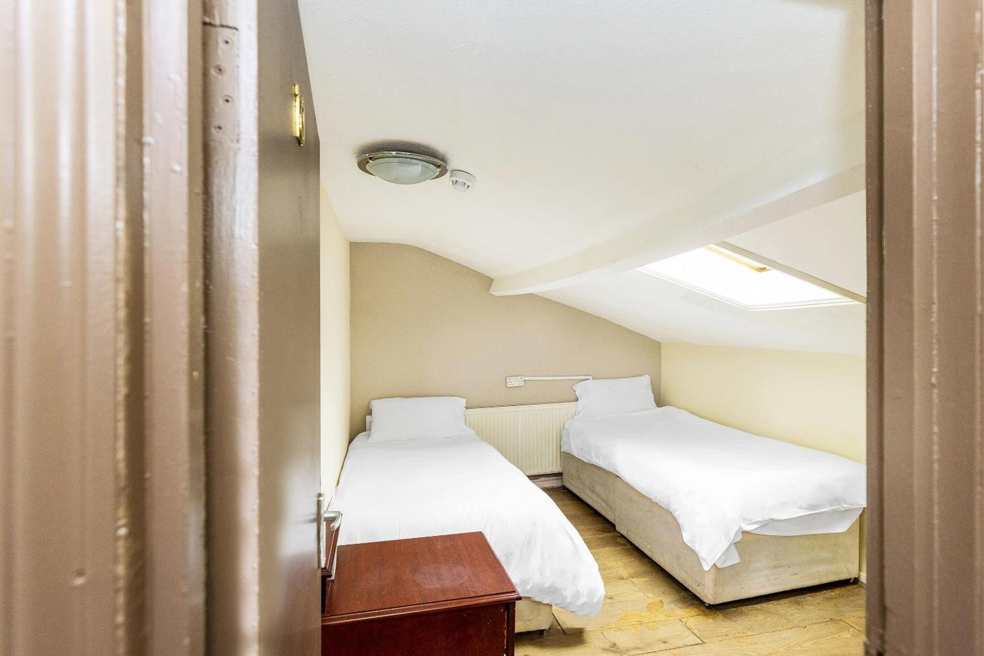 Old Oak Tree Inn Hotel 2*